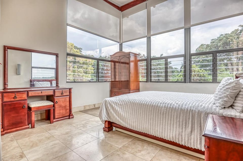 Executive 4 Bedroom Home in Secured Neighborhood - Luxury, Privacy, and Comfort House in Sandton