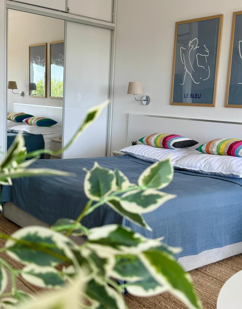Bed, Living room, Photo of the whole room, Seating area, Bedroom