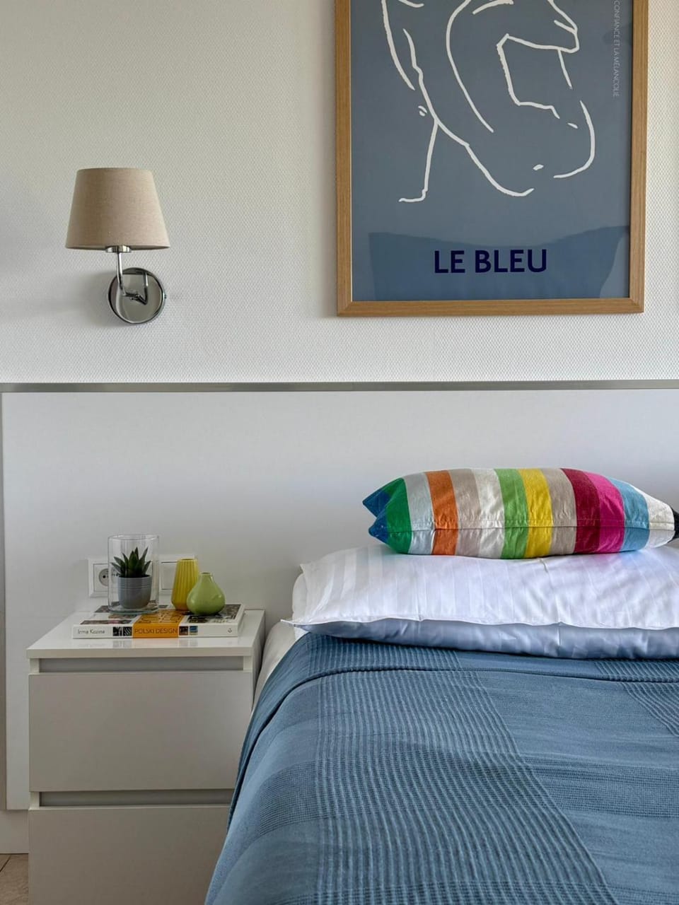 Bed, Day, Photo of the whole room, Decorative detail, Bedroom, Location