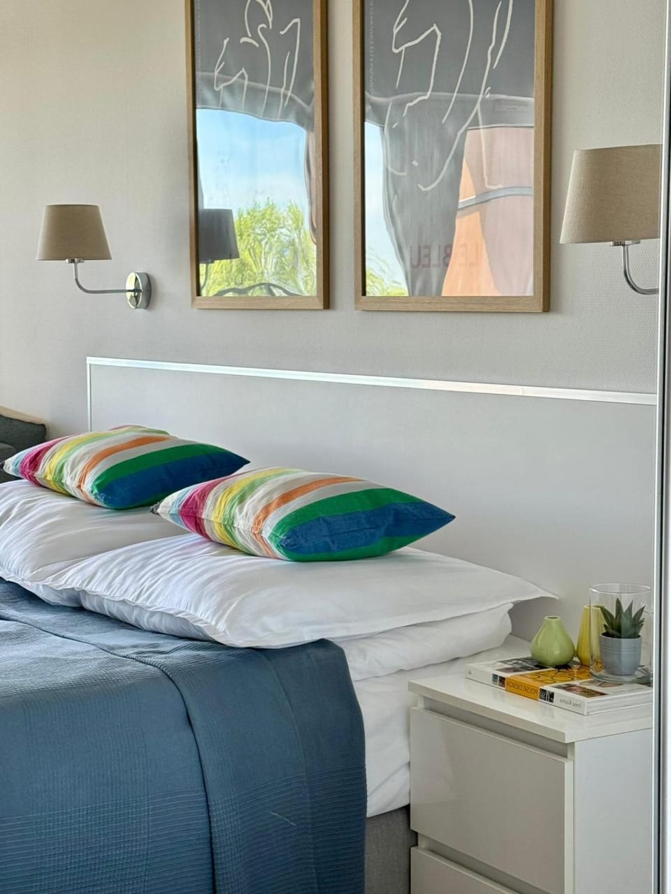 Bed, Day, Photo of the whole room, Decorative detail, Bedroom, Location