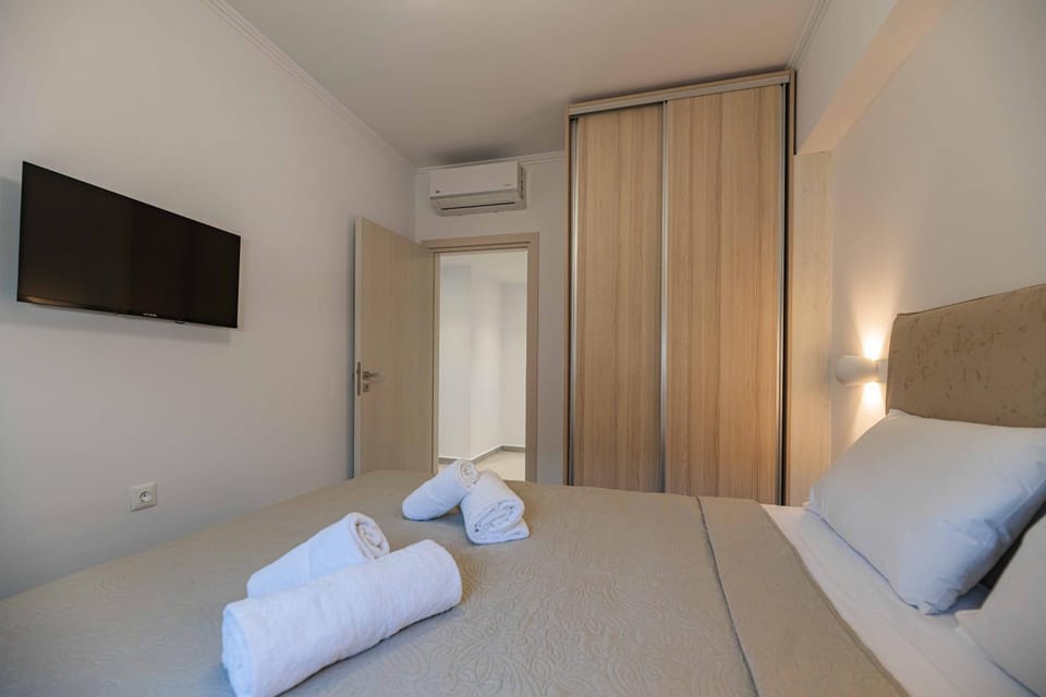 Bed, TV and multimedia, wardrobe