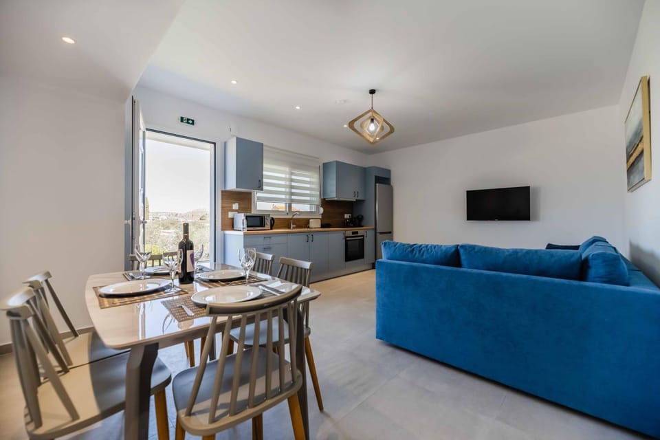 TV and multimedia, Living room, Seating area, Dining area, kitchen