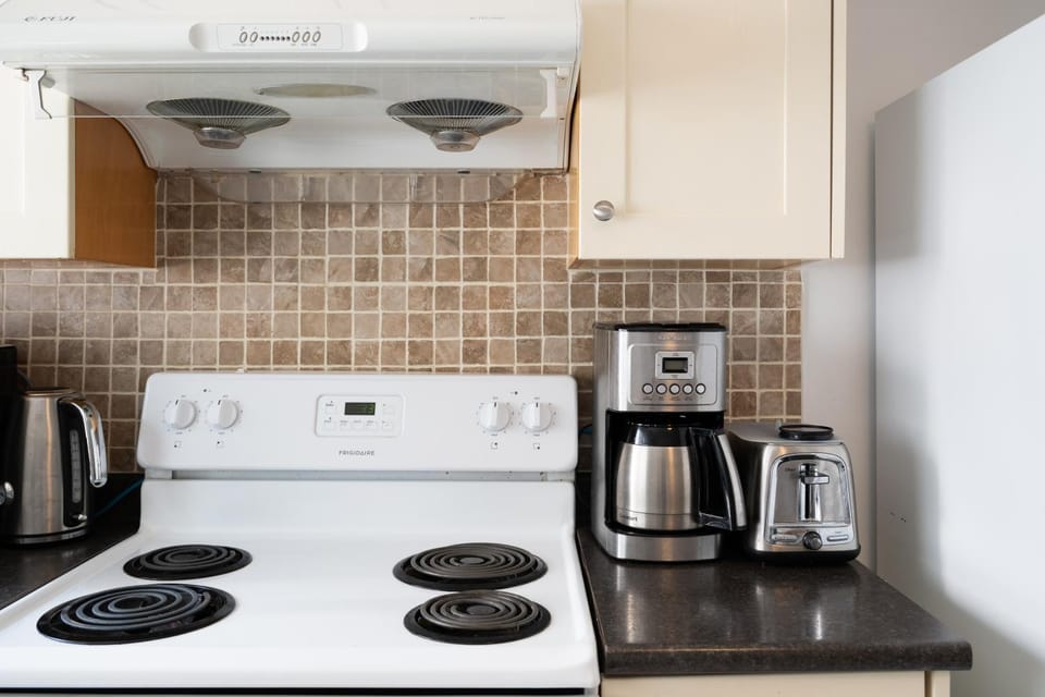 Coffee/tea facilities, Kitchen or kitchenette, stove, toaster