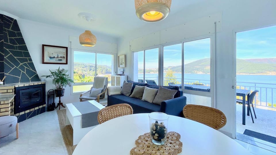 The Cliffs - ArealongaBeach House in A Mariña Occidental