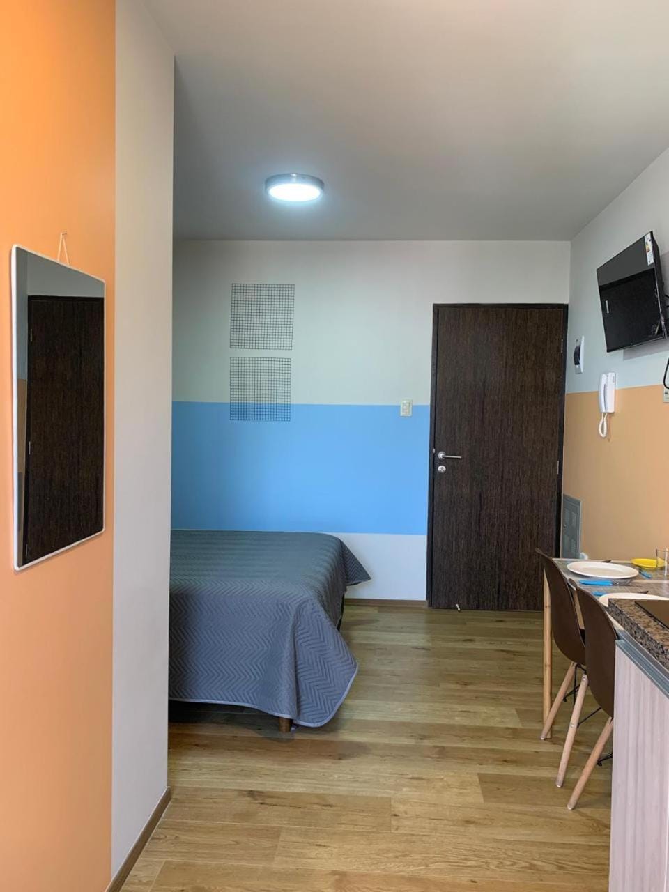 Bed, TV and multimedia, Photo of the whole room, Bedroom