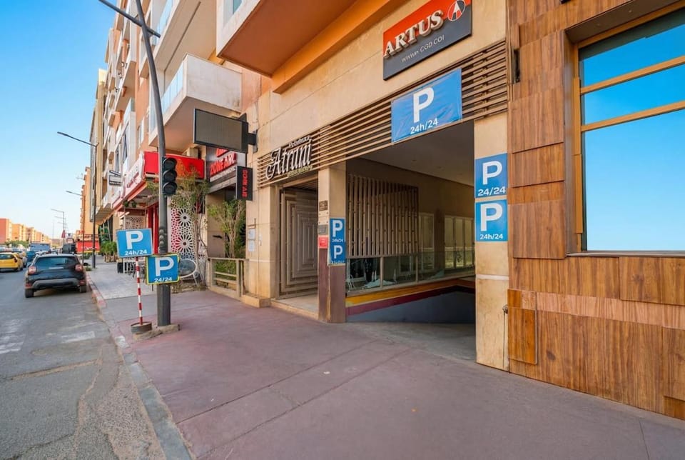 Property building, Day, Neighbourhood, Street view, Location, Parking