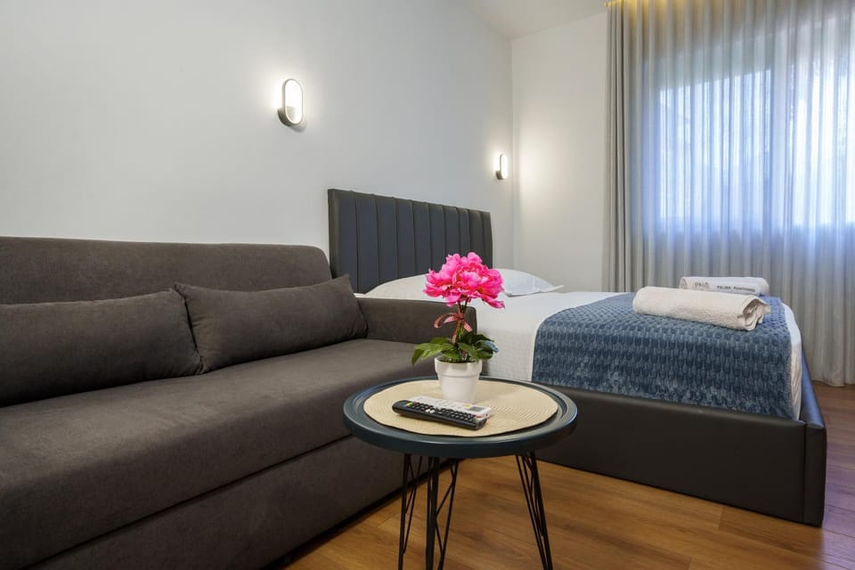 Bed, Living room, Photo of the whole room, Seating area, Bedroom