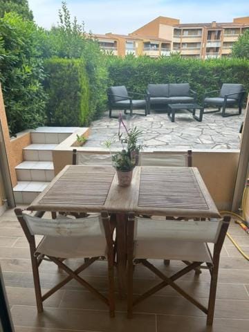 Appartement avec terrasse, piscine et place de parking - 6 couchages Apartment in Le Lavandou