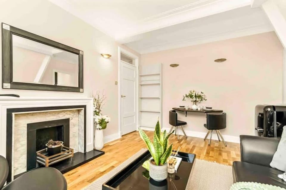 Mayfair Deluxe 1 Bedroom Suite Apartment in City of Westminster