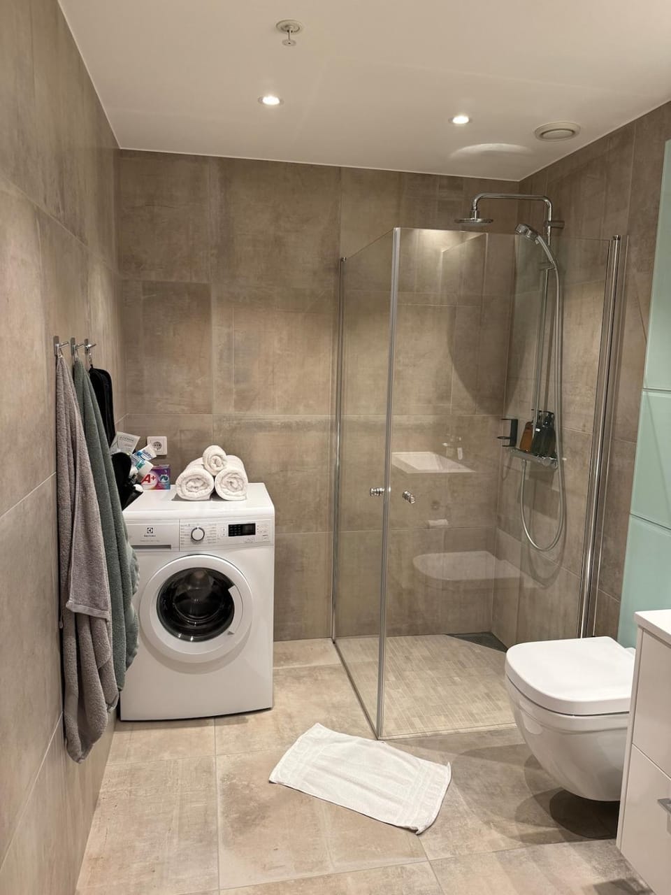 Shower, Toilet, Bathroom, towels, washing machine