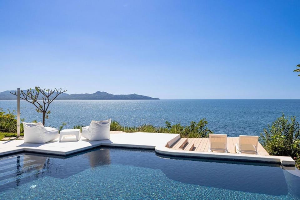 Beachfront Cliff Villa 300 degrees Ocean Views, Pool and Jacuzzi Villa in Playa Flamingo
