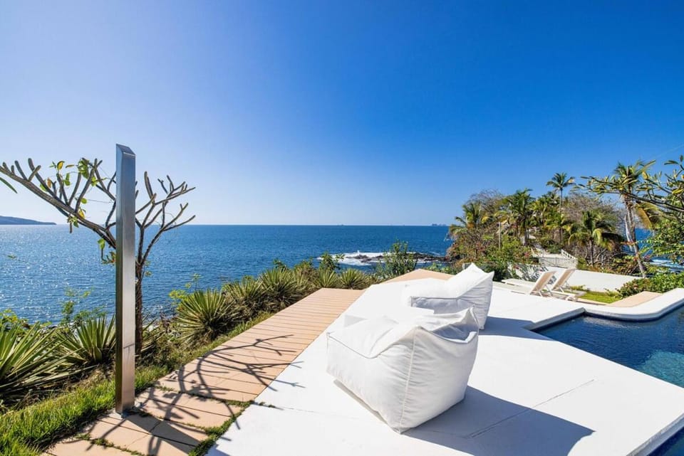 Beachfront Cliff Villa 300 degrees Ocean Views, Pool and Jacuzzi Villa in Playa Flamingo