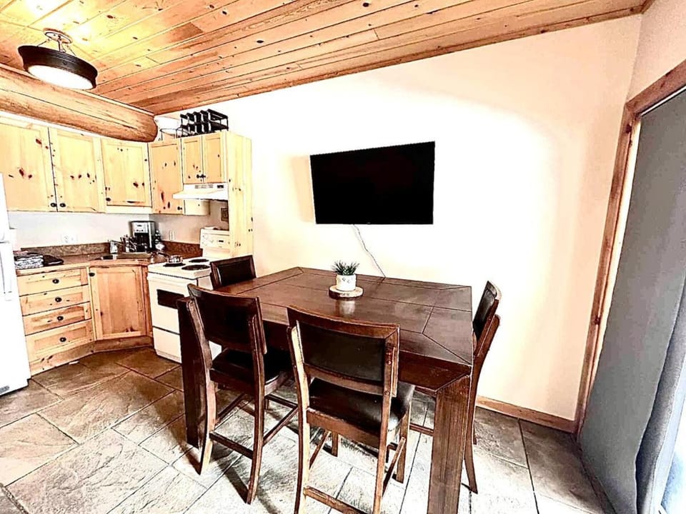 Apex Lookout Hiking Basecamp with Hot Tub Apartment in British Columbia