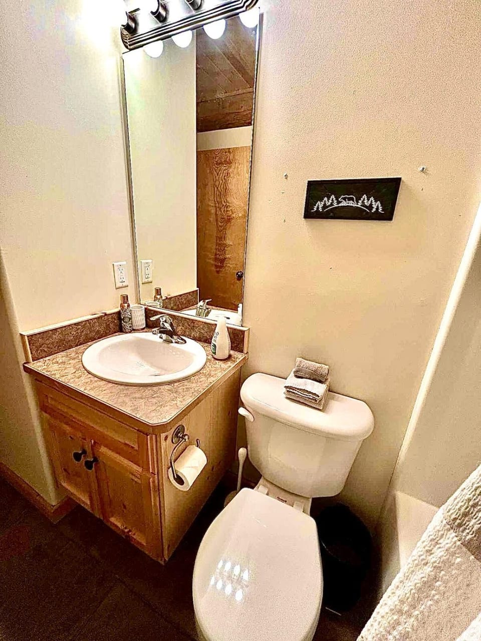 Apex Lookout Hiking Basecamp with Hot Tub Apartment in British Columbia