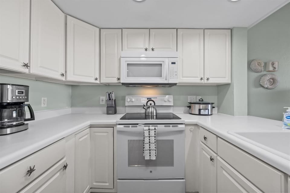 Birds Nest Ocean View Condo w Balcony Apartment in Surf City