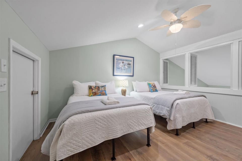 Birds Nest Ocean View Condo w Balcony Apartment in Surf City
