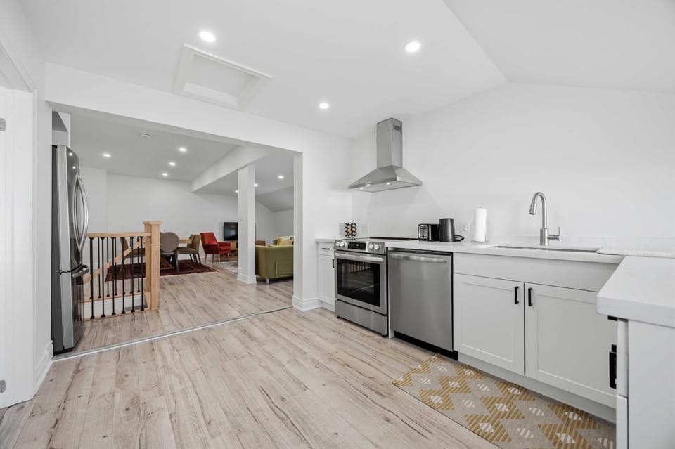 Kitchen or kitchenette, dishwasher, stove