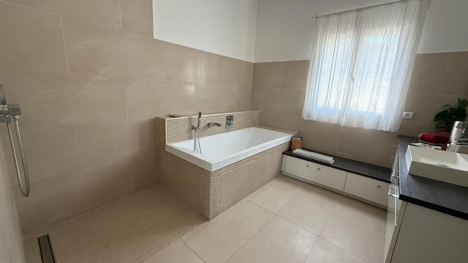 Bastia villa individuelle piscine privée et toboggan vue dégagée proche mer et centre Apartment in Bastia