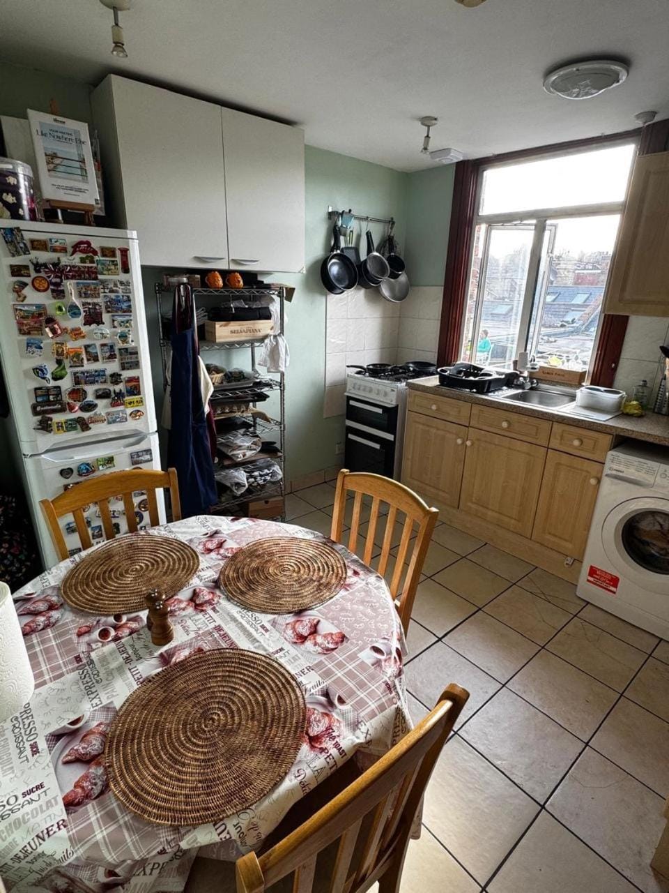 A Comfortable and Convenient Room Apartment in London