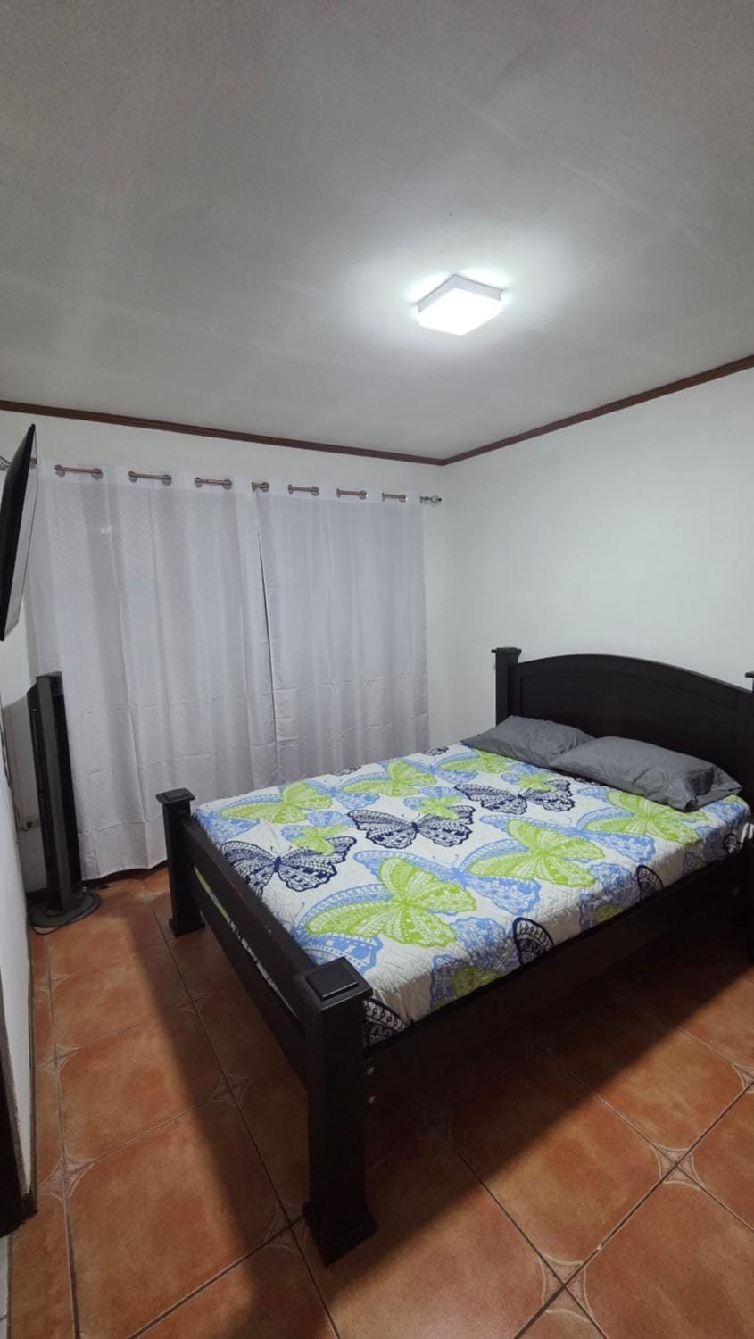 Dani house 10 min from airport 5 min Alajuela downtown Apartment in Tambor