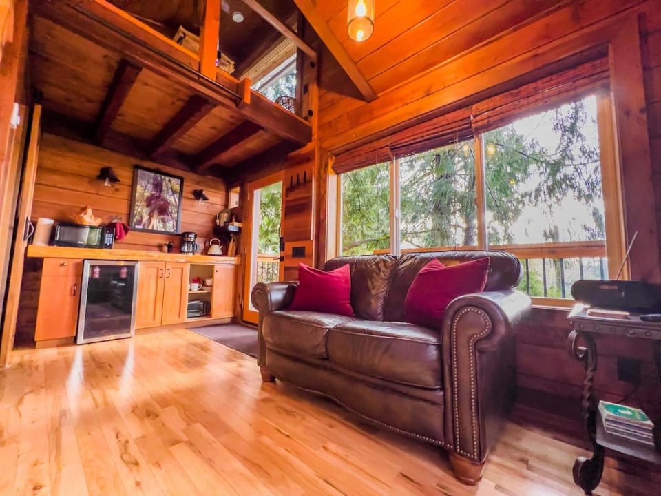 TV and multimedia, Kitchen or kitchenette, Living room, Seating area, Evening entertainment