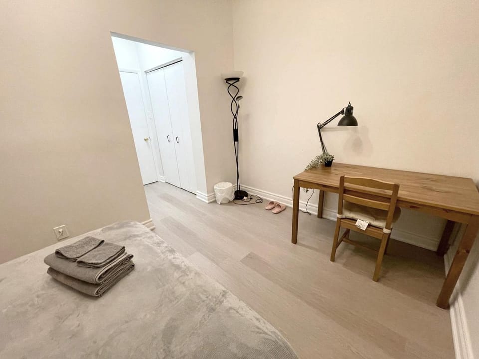 Queen Boutique Rooms Bed and Breakfast in Toronto