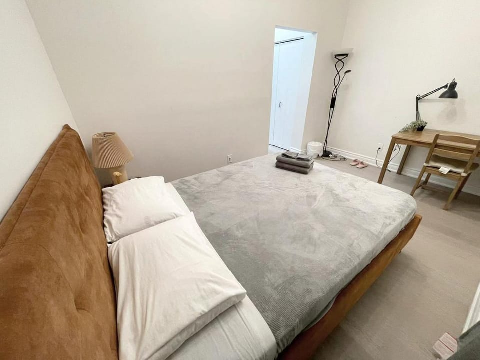 Queen Boutique Rooms Bed and Breakfast in Toronto