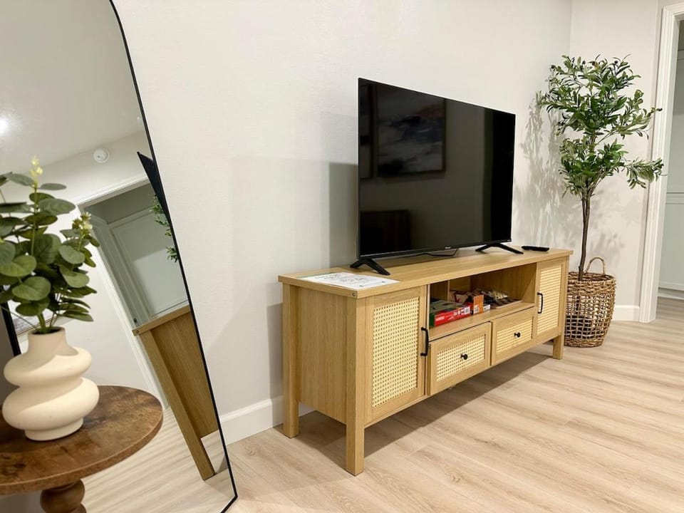 3B2B Sunny Riverside Retreat - Near CUS, UCR & DT House in Riverside
