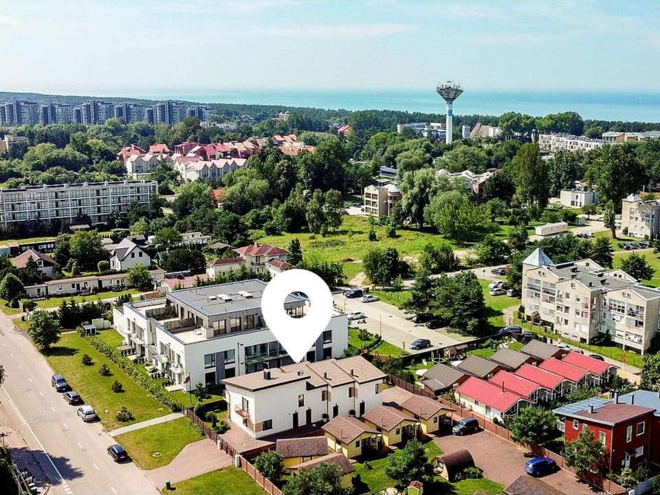 Property building, Day, Neighbourhood, Natural landscape, Bird's eye view, City view, Sea view, Street view, Location