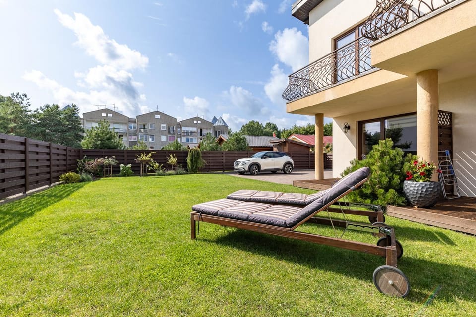 Property building, Patio, Spring, Day, Natural landscape, Garden, Seating area, Evening entertainment, Garden view, Parking, sunbed