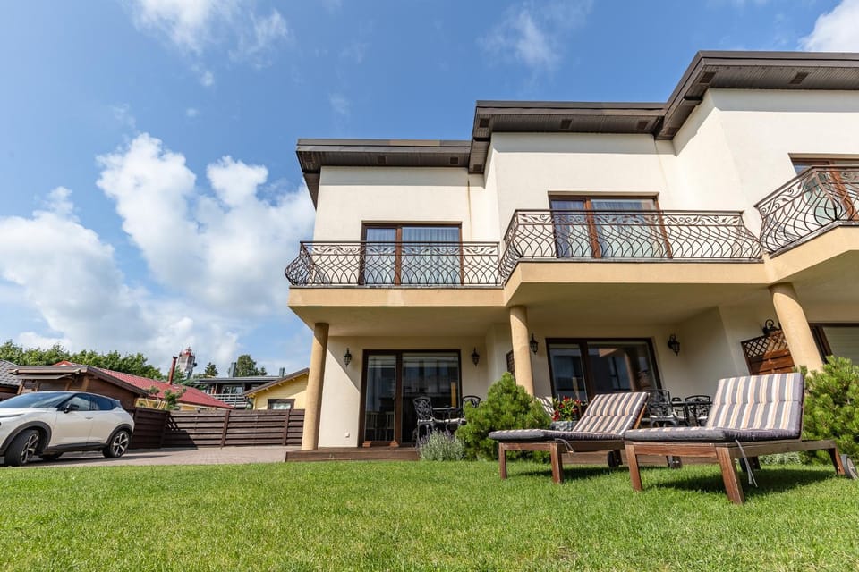 Property building, Patio, Day, Garden, Garden view, Parking