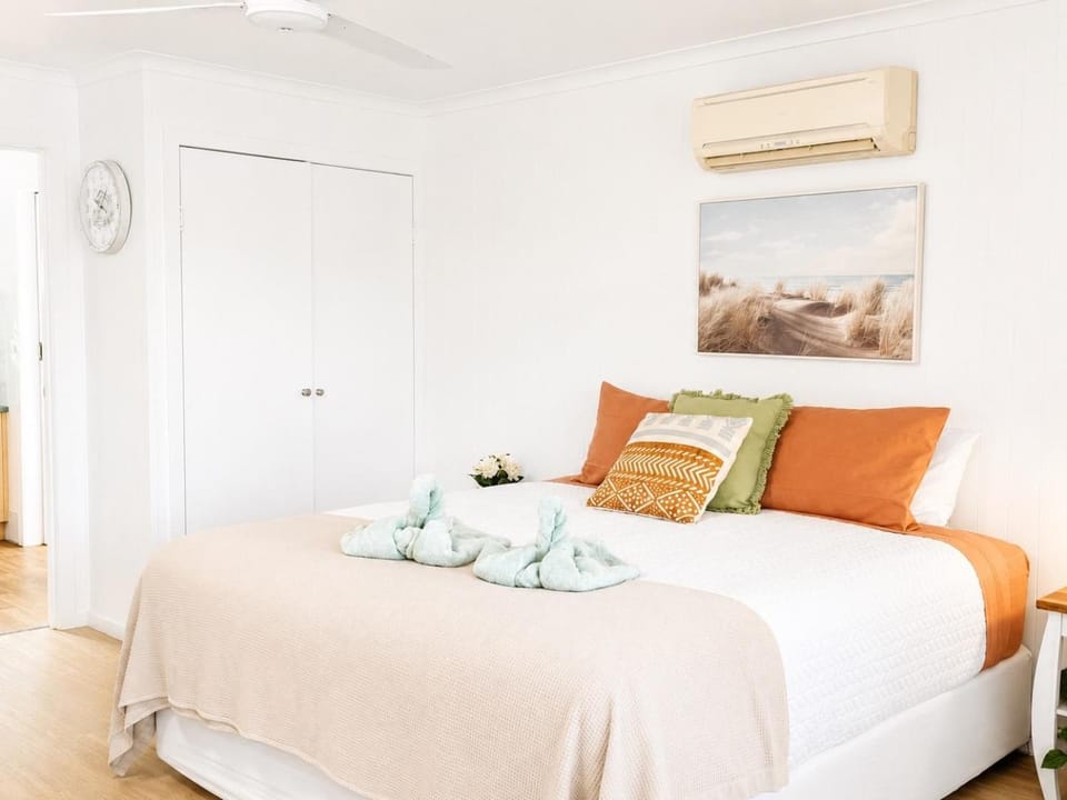 Bed, towels, air conditioner