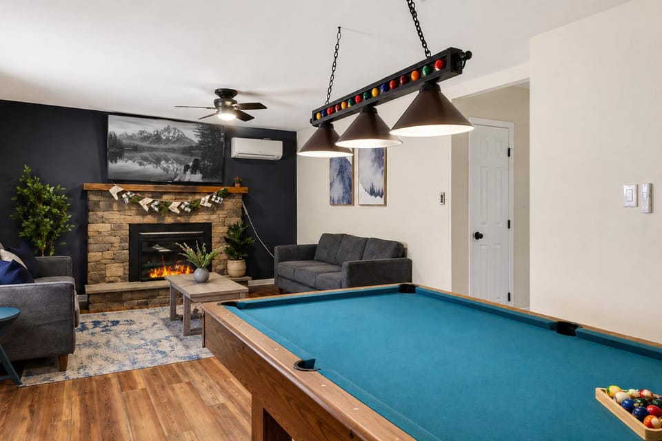 Hot Tub & Fire Pit 1 Min to Lake House in Hickory Run State Park