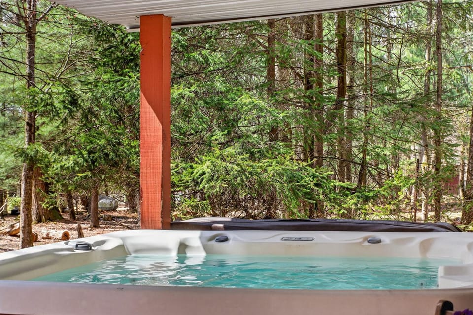 Hot Tub & Fire Pit 1 Min to Lake House in Hickory Run State Park