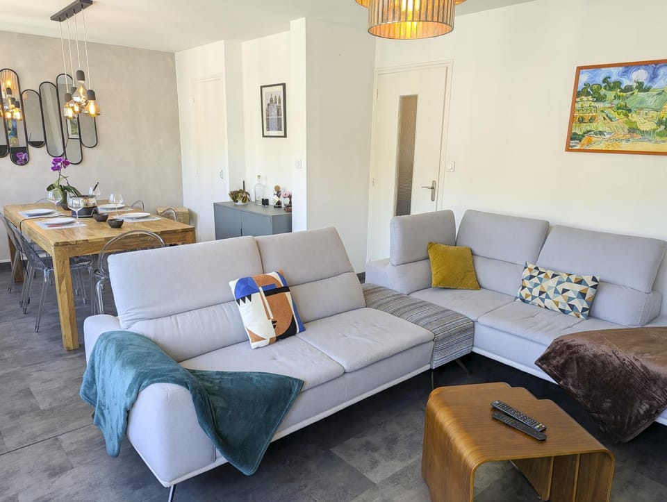 Living room, Seating area, Dining area