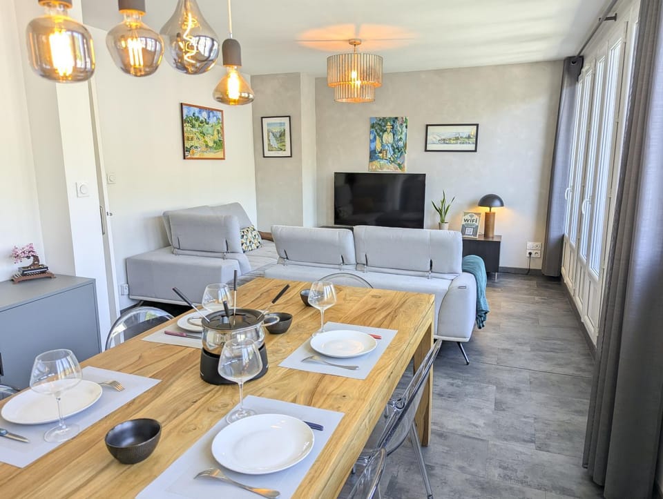 TV and multimedia, Living room, Seating area, Dining area