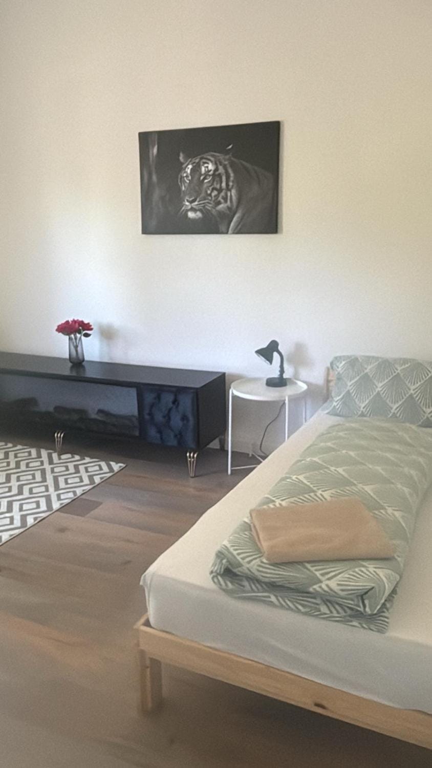 3 bedrooms shower full kitchen Waschmaschiene - ideal Monteure Apartment in Kassel