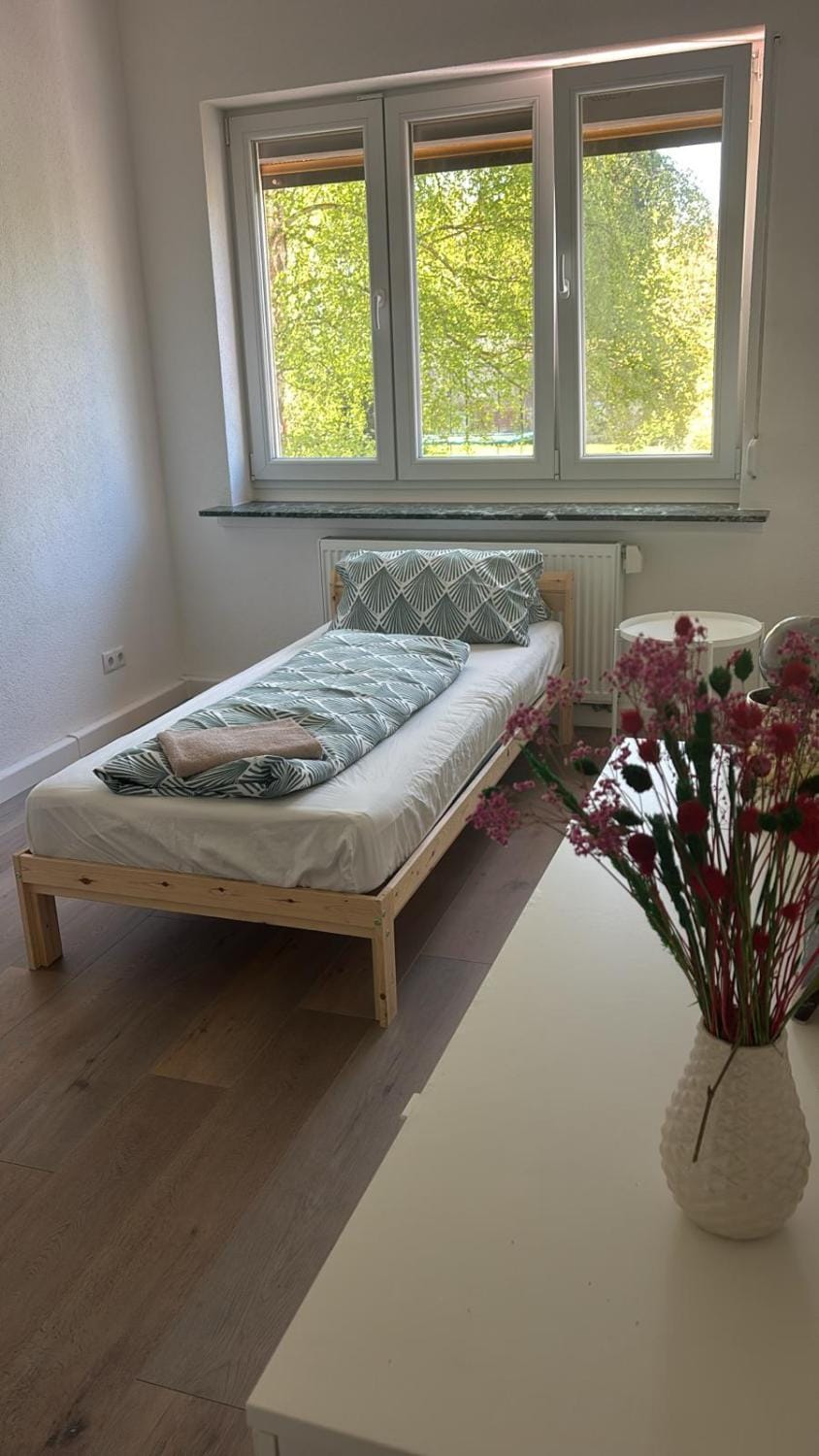 3 bedrooms shower full kitchen Waschmaschiene - ideal Monteure Apartment in Kassel