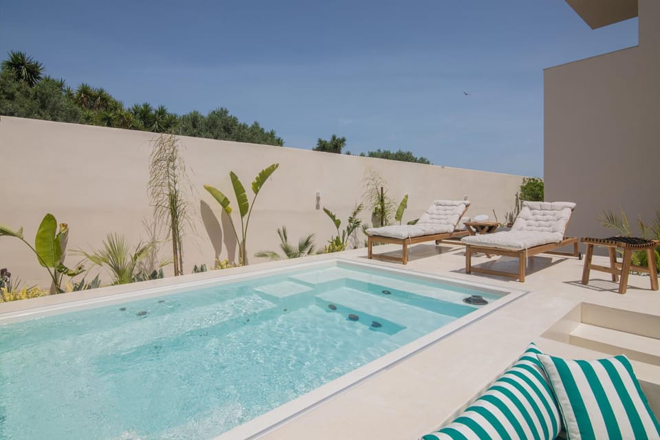 Day, Natural landscape, Pool view, Swimming pool, sunbed