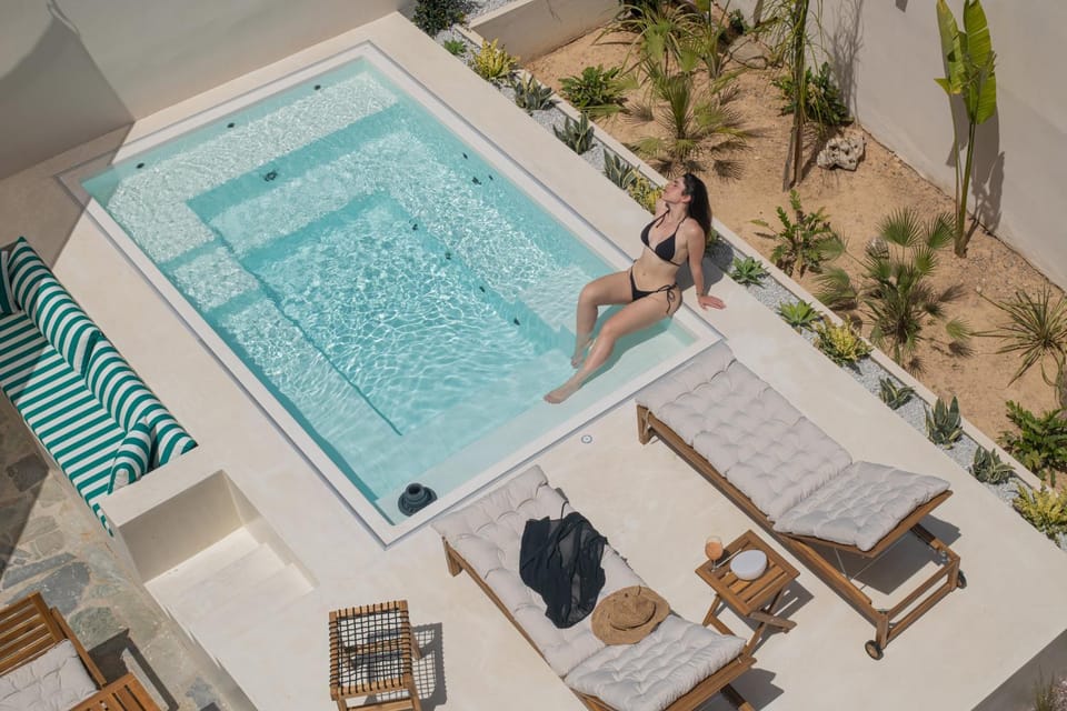 Patio, Day, Natural landscape, Hot Tub, Pool view, Swimming pool, sunbed