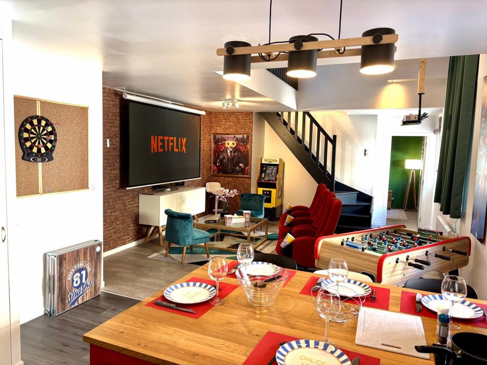 Darts, Game Room, TV and multimedia, Living room, Seating area, internet