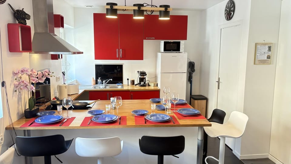 Coffee/tea facilities, internet, microwave, oven, stove, toaster, kitchen