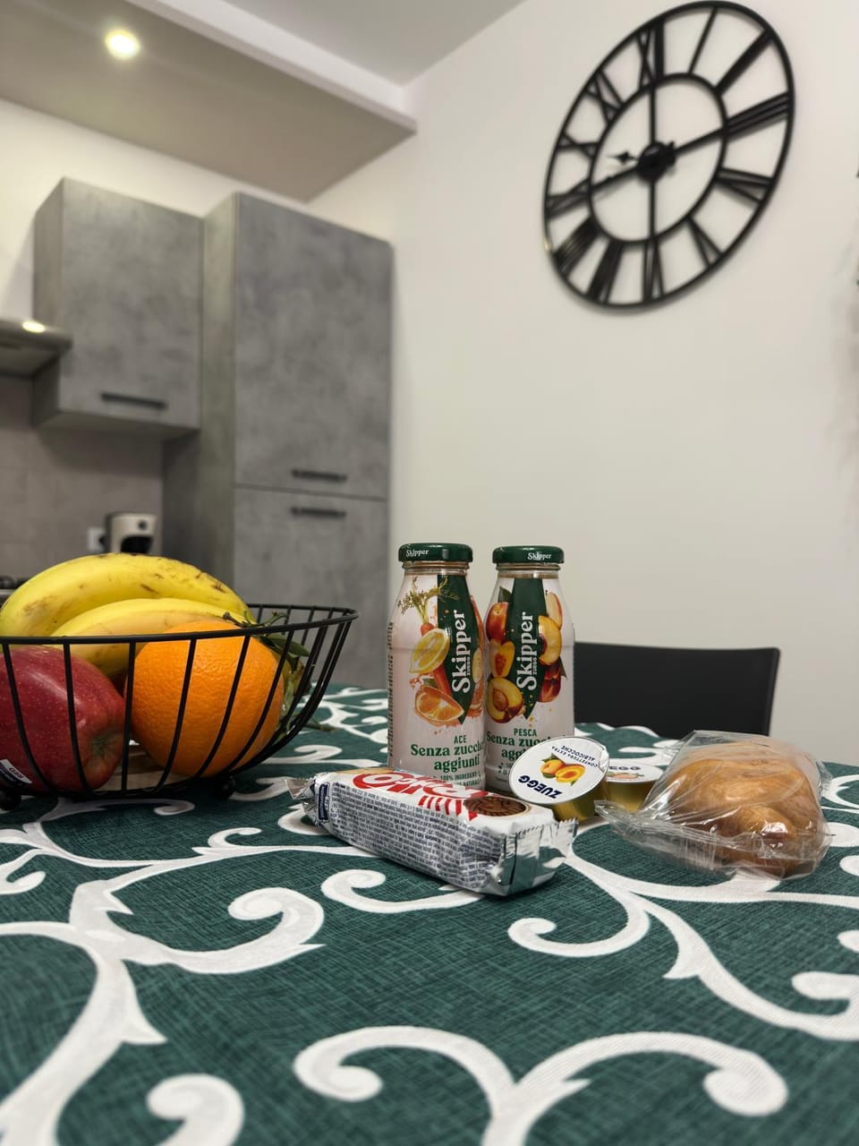 Kitchen or kitchenette, Food and drinks, Dining area