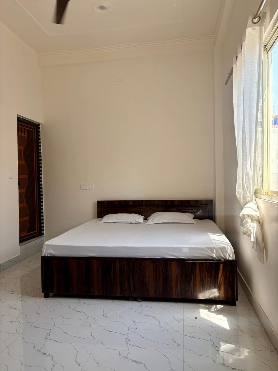 Room Mountain View 3 minute walk cafe Upper Tapovan Vacation rental in Rishikesh