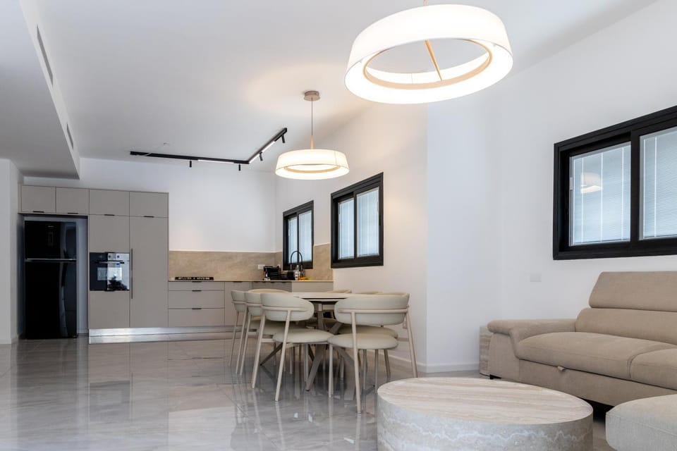 Communal lounge/ TV room, Kitchen or kitchenette, Living room, Seating area, Dining area