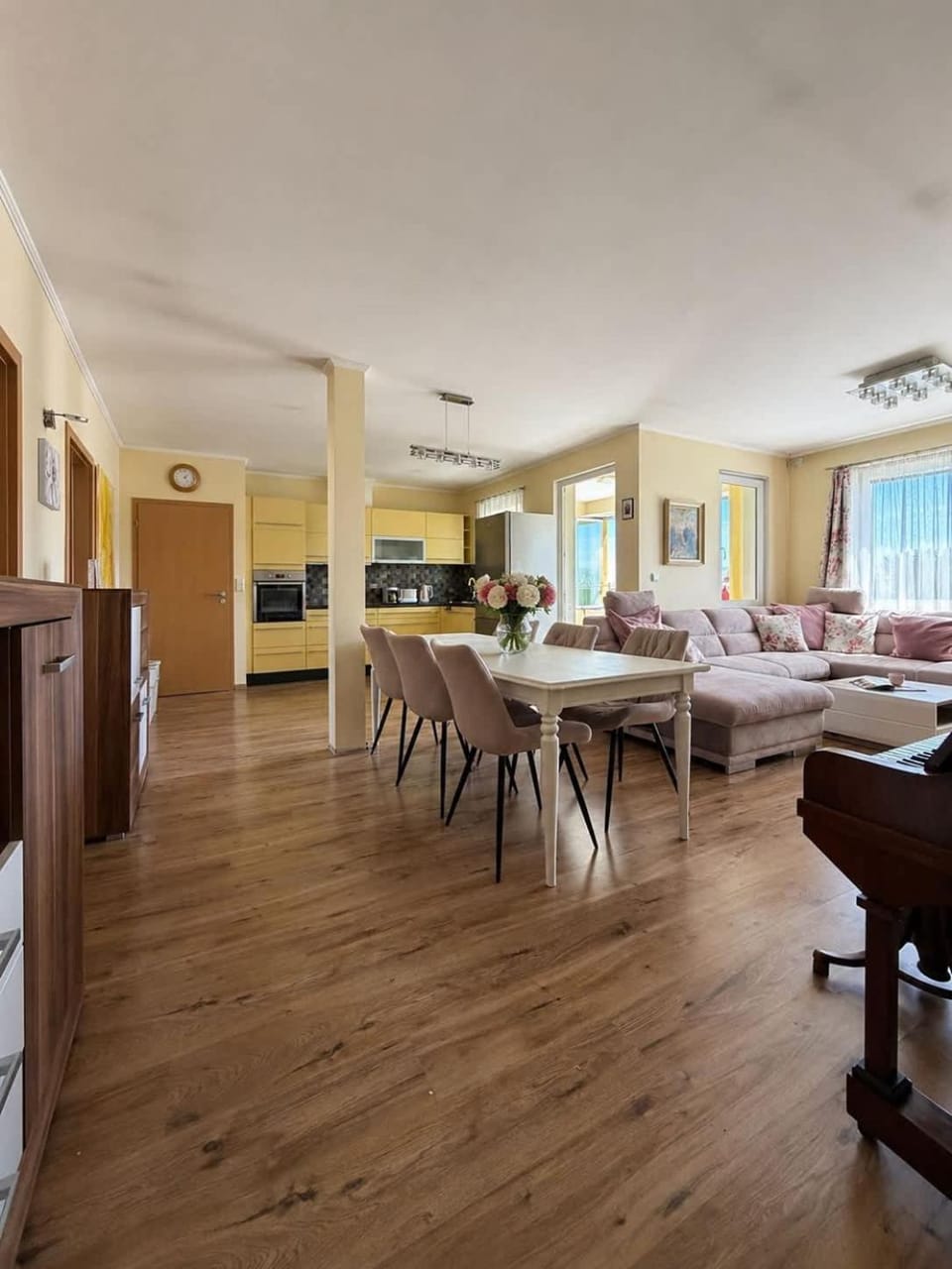 Living room, Photo of the whole room, Seating area