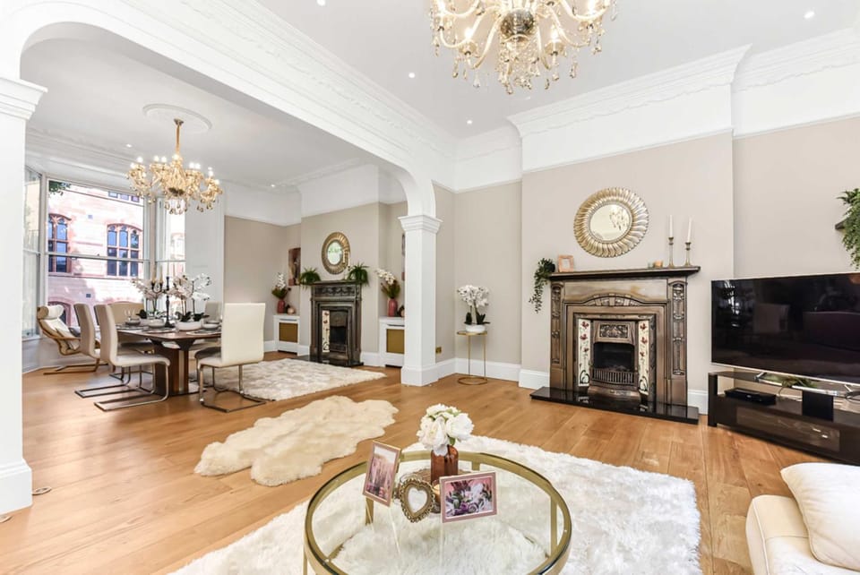 Deluxe 5 Bedroom in Holland Park House in City of Westminster