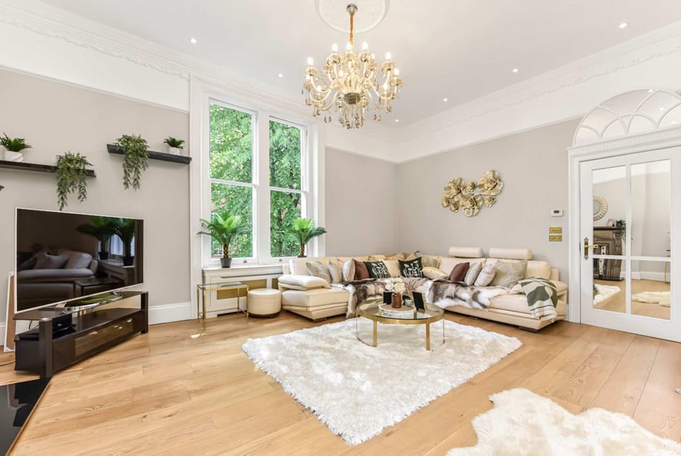 Deluxe 5 Bedroom in Holland Park House in City of Westminster
