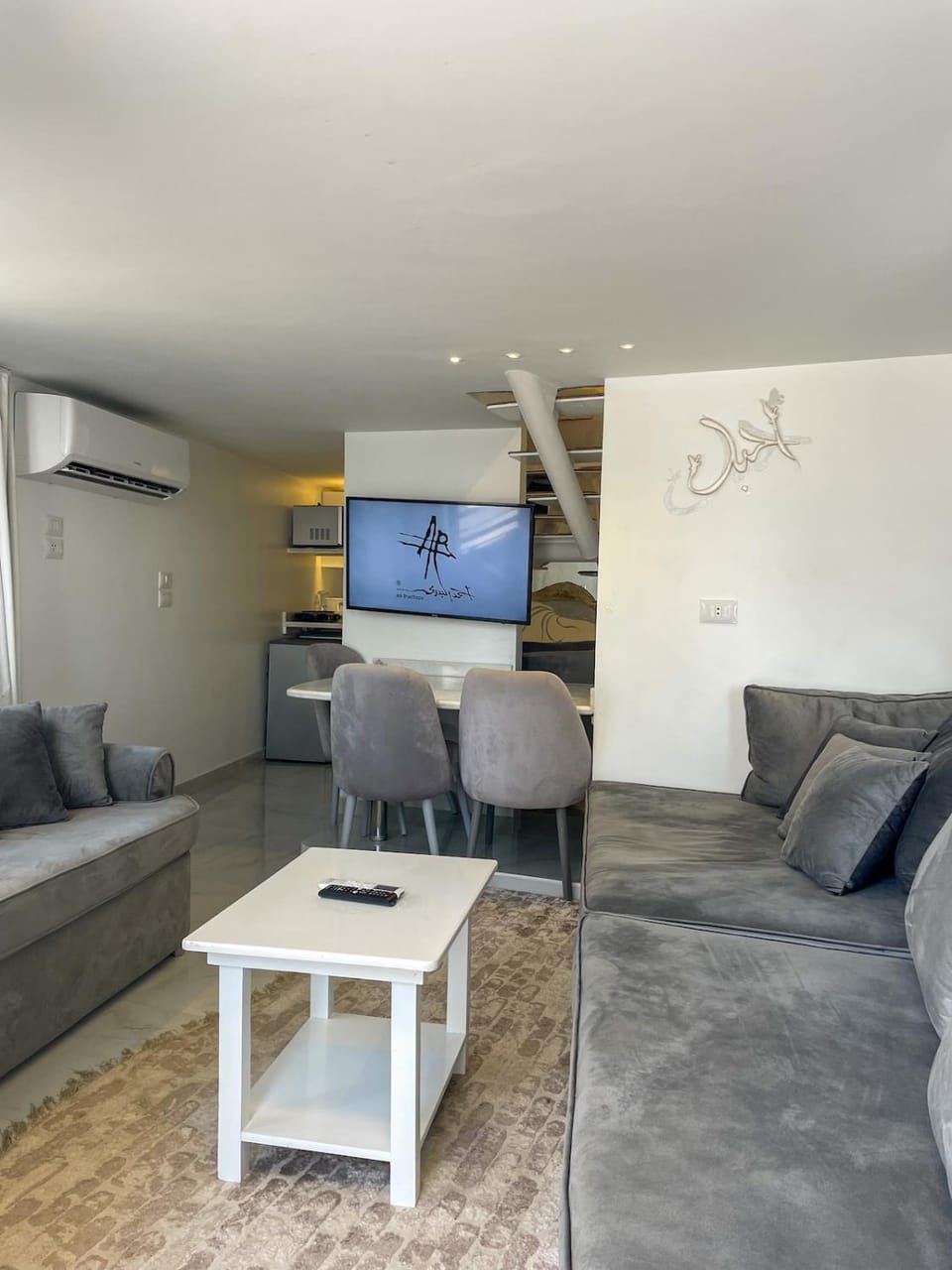 TV and multimedia, Living room, Seating area, Dining area