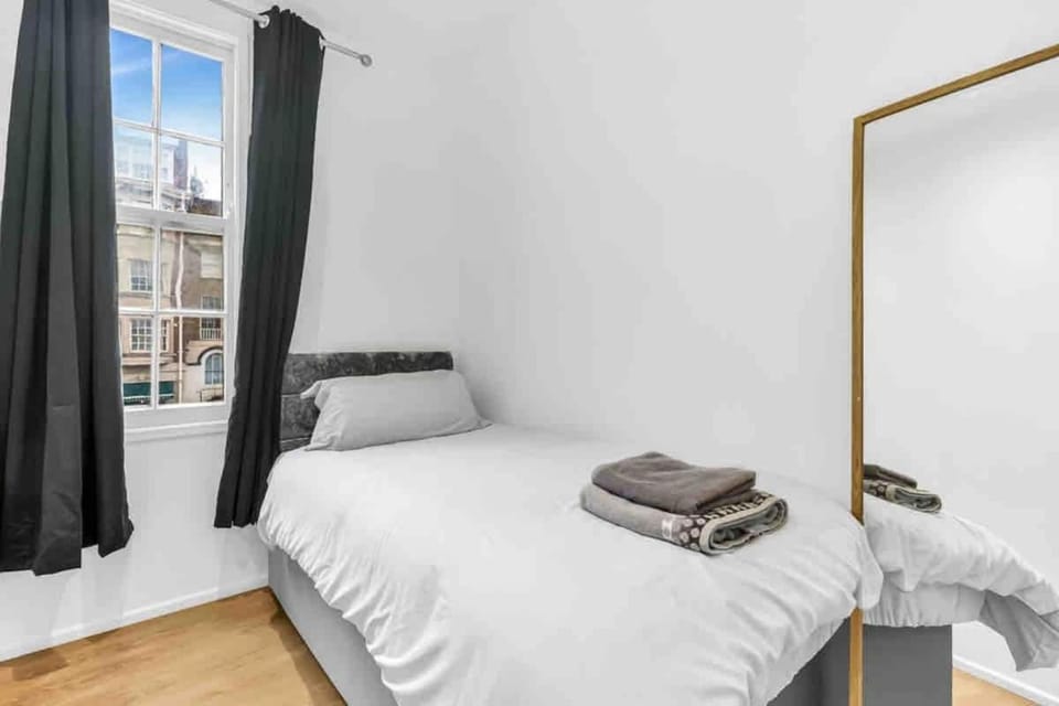 Modern 2 Bed in Little Venice Apartment in City of Westminster